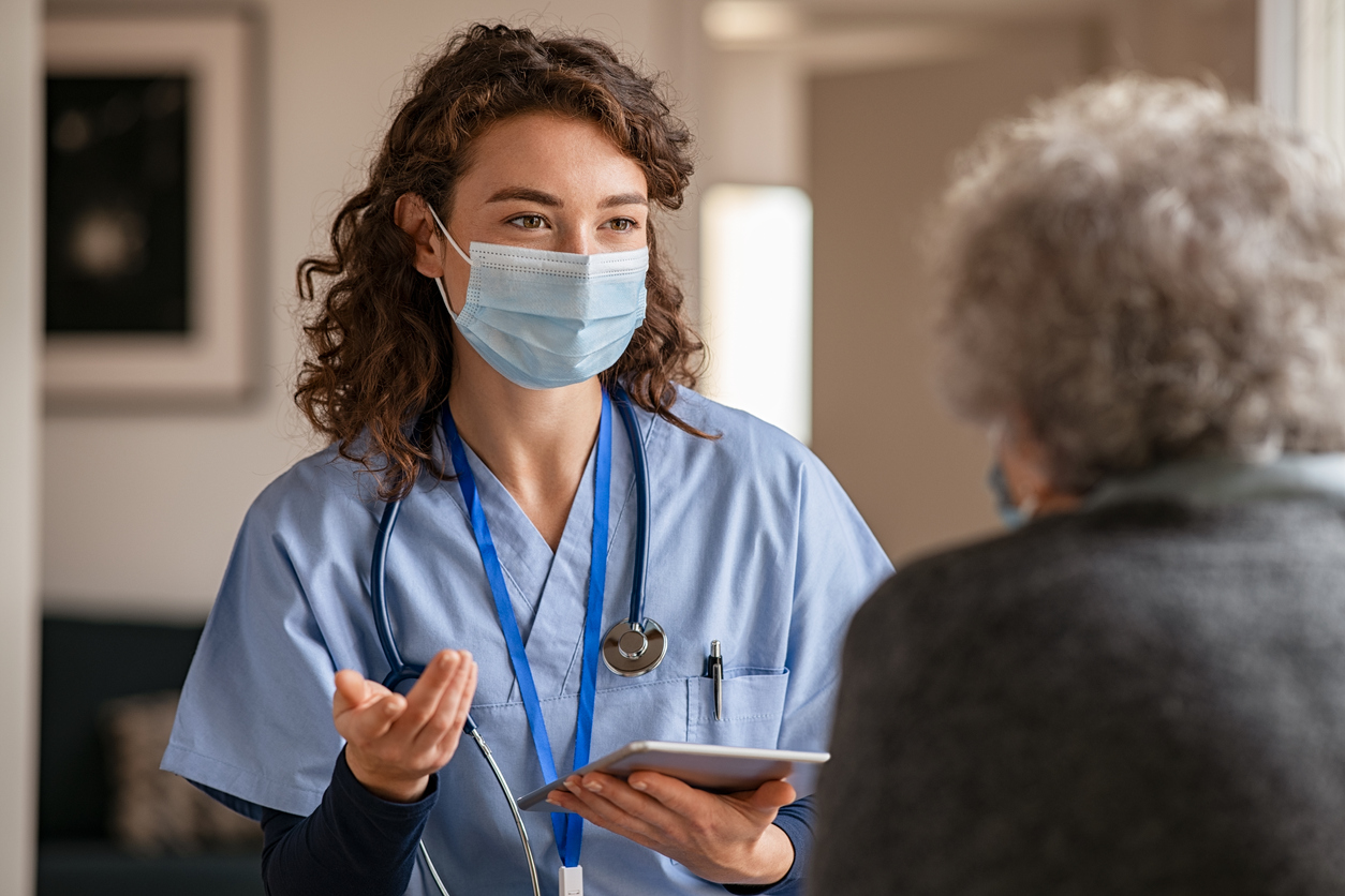nurse-with-older-patient